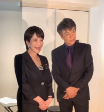 無所属出馬するはずなのに、このツーショット写真は一体何を意味するのか、みなさんはもうお分かりですよね