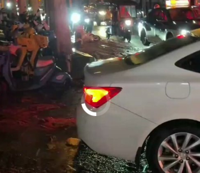 集中豪雨後の河南省洛陽。下水道が逆流し、大量の糞尿が道路を覆い多くの通行人が糞尿で滑って転ぶ