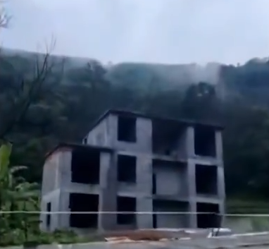中国、大雨による地滑りで建設中のビルが膝カックンしたみたいに崩れ落ちる