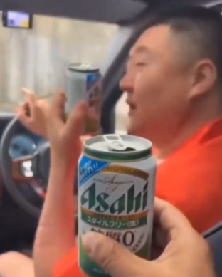 中国からの観光客一団、レンタカー車内で酒盛り飲酒運転