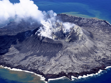 今も活発な火山活動が続く西之島新島　約四千メートルの深海にそびえ立つ独立峰の海底火山