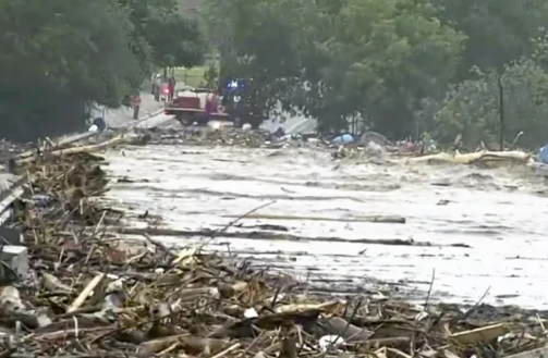 テキサス大洪水　現地当局「警告する間もなく」　67人死亡　現在も徹夜の捜索活動が続く