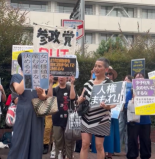 【動画】「高齢女性は子ども産めない」に抗議する集会の様子がこちら・・・