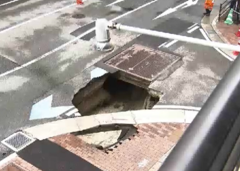 福岡市で道路陥没。およそ１立法メートル程。わーくにインフラ崩壊してきてるけどどうする？🤔
