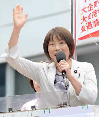 共産党界隈、街頭演説で「メロンパン」片手に参政党を攻撃　締めに「パワー・トゥ・ザ・ピープル」合唱