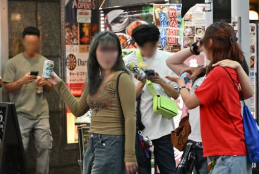 「人生一度きり！楽しもう」渋谷の路上禁酒で空きスペースで飲む女性達