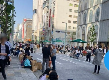 【画像】東京・関東民「助けて！人多すぎてどこも座れない！休憩したくてもカフェ10人並んでる！