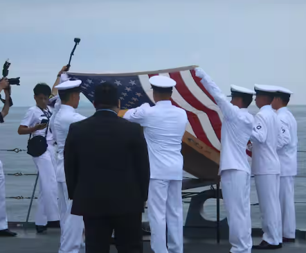 元米海軍のジェームズ・アワーさんの遺骨、遺言により日本海に散骨される