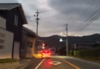 【X醤】誰か知らんけど、動画配信しながらの画面見ながら運転で交通事故を起こすア◯