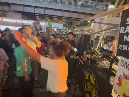新宿のアンチ参政党集会、ﾚﾝﾎ！ﾚﾝﾎ！と似てる…