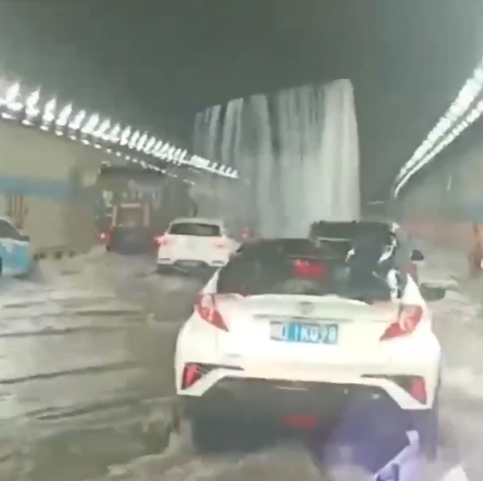 台風4号が中国を通過した事により海底トンネル天井から水が😲