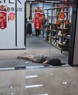 倒れて痙攣している中国人女性を誰も助けない件