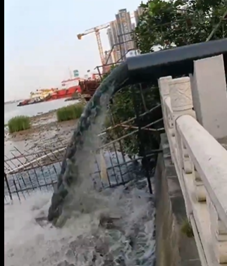 中国の工場。汚水をそのまんま海に垂れ流し。多くの魚が死ぬ