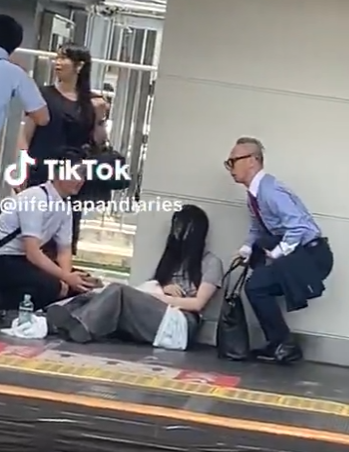 【動画】熱中症で倒れた女性のもとにおぢ、集まるｗｗ
