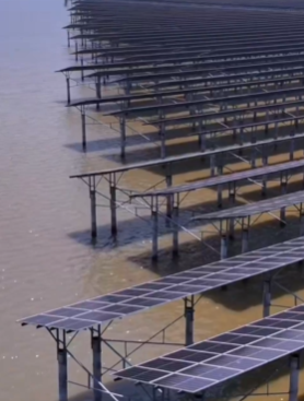 中国　洪水で水浸しになりグチャグチャなソーラーパネル群