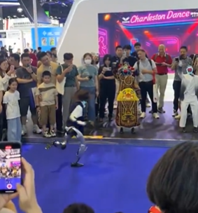 軽快なステップで踊る中国のロボット。脳卒中で突然お亡くなりに