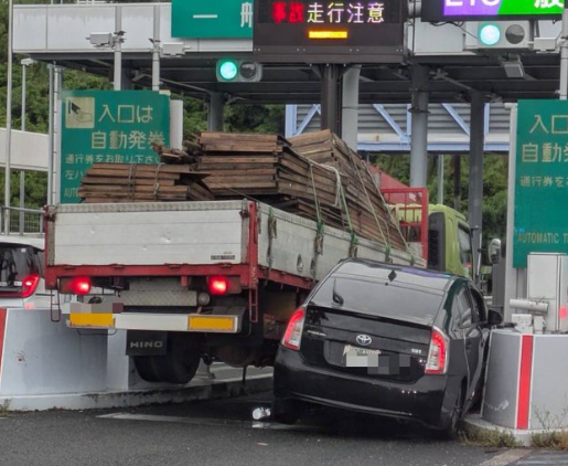 小よく大を屠る。プリウスミサイルに不可能はない。プリウスならね。車カス