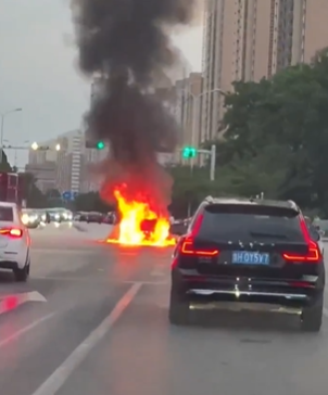 中国　電気自転車が爆発炎上🔥🚗🔥🔥