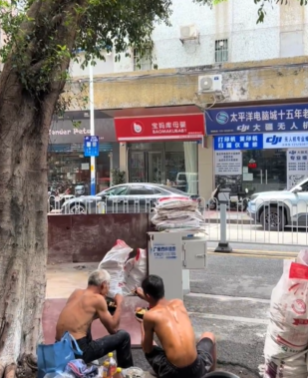 肉体労働する中国人父子の心ほっこり映像