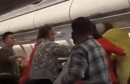 「寝たいから黙れ」…中国人乗客、航空機内で乱闘