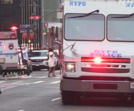 【速報】NY中心部で警察など複数人が銃で撃たれる。犯人は正当な裁判手続を経ずに警察により処刑か
