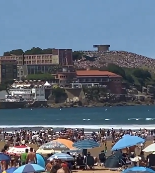 スペイン空軍F-18のデモ飛行がヤバすぎて会場騒然→パイロット「と、鳥を避けようとしただけだし」