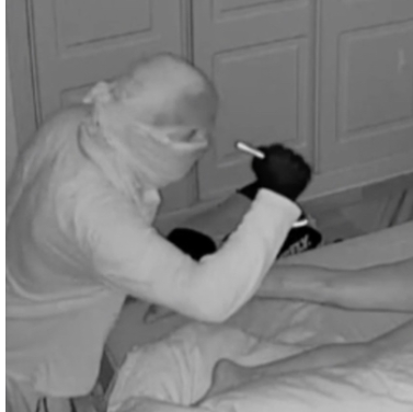 彼氏と寝ていた女性の裸の局部を執拗に観察する家宅侵入者、証拠映像がキモい