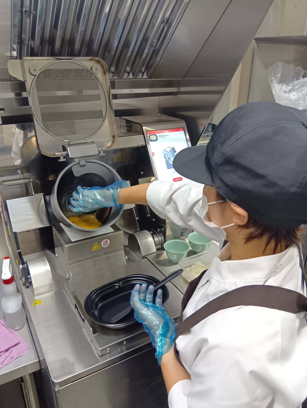 チャーハンや野菜炒めを簡単に ローソンが「鍋さばき」自動調理ロボの実証実験開始へ