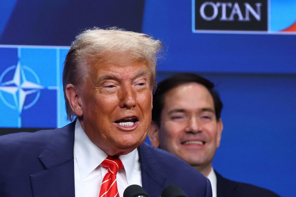 トランプ「中国は生意気だから関税30%かける😡日本は素直だから特別に35%😘」