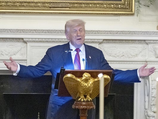 トランプ政権はや半年、公約を次々実現「はるかに多くの約束果たした」…中間選挙に向け不安要素も