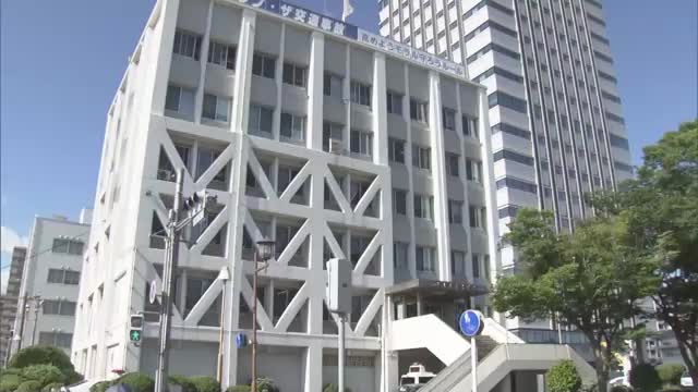 パトカー追尾中の車が交差点で信号待ちの車の間をすり抜けようとして接触事故　当て逃げして逃走