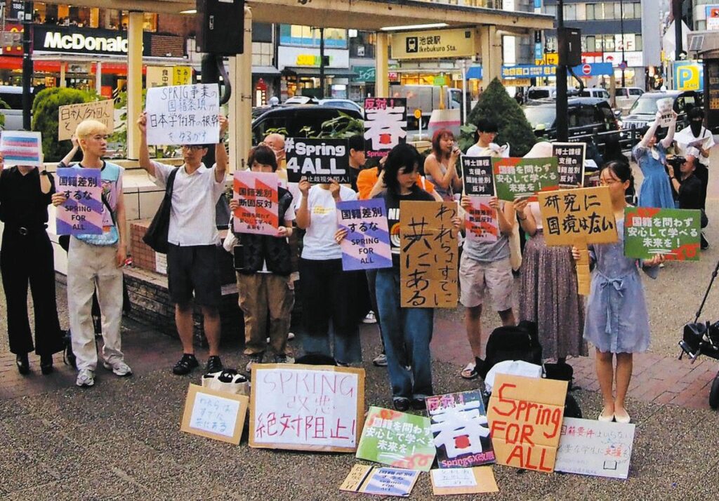 中国人留学生「優遇なんて求めてないのに」悲痛 排外的な支援カットで日本人教授「研究力のダウン」