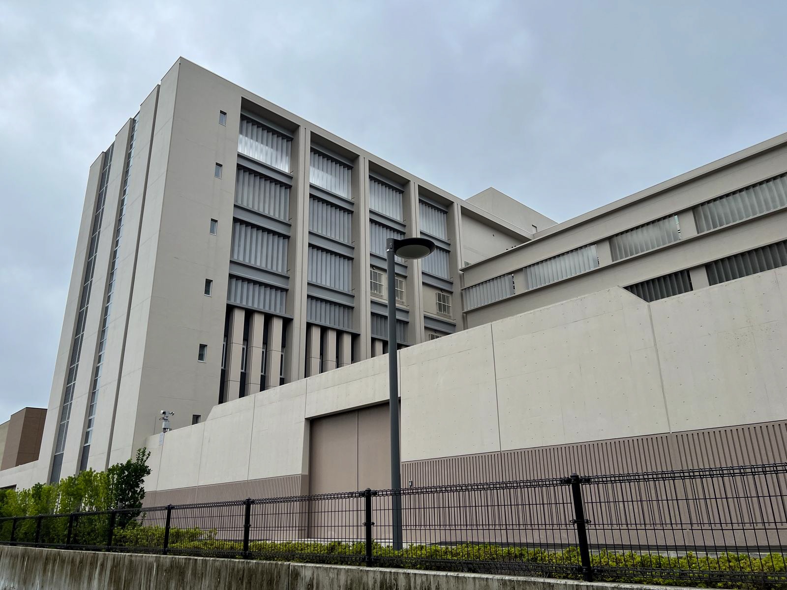 公安、なぜか今更オウム麻原の妻と次男の自宅を捜索してしまう