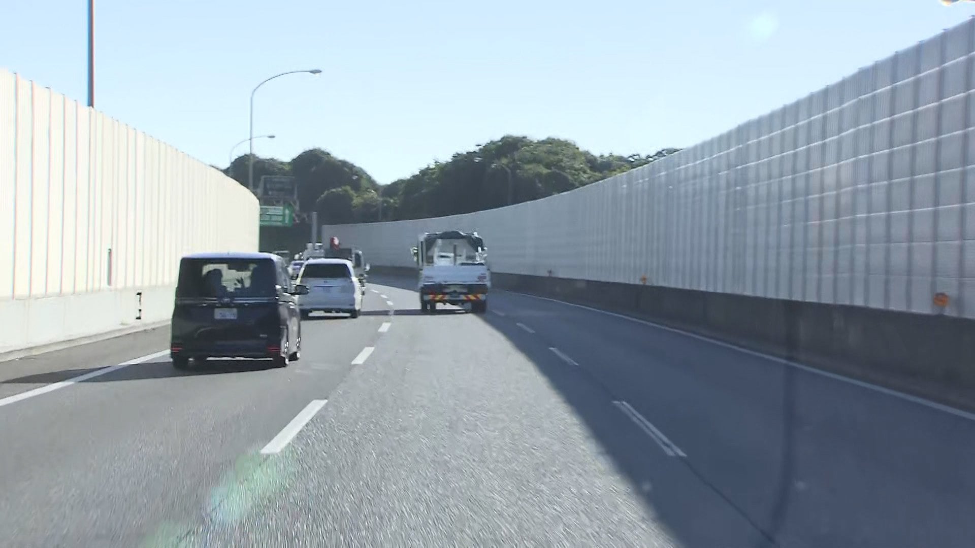 午前2時の高速道路上にいたタクシー運転手、トラックにはねられ死亡