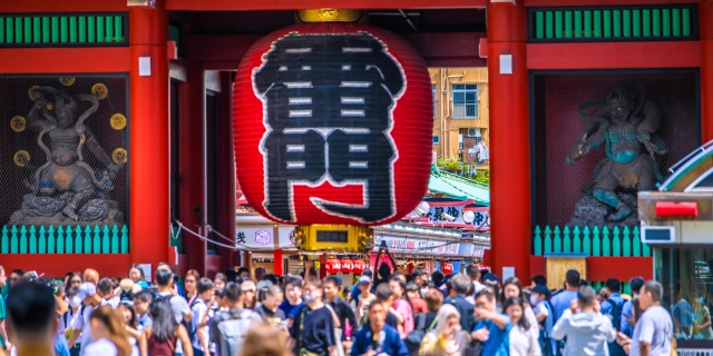 台湾人インフルエンサー、浅草寺で“おしり見せ”超ホットパンツ姿が国内外で物議…それでも「公然わいせつ罪」には当たらない理由