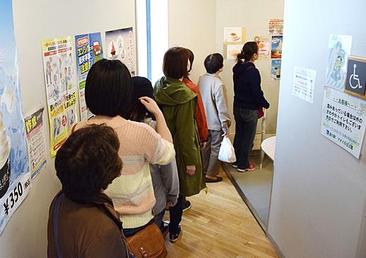 女さん「女性用トイレはいつも混雑。何とかしろ！！」男用を減らして女様用を増やせと政府が通知