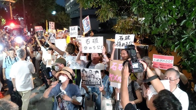 官邸前で「石破辞めるな」　首相続投求めデモ―東京・永田町