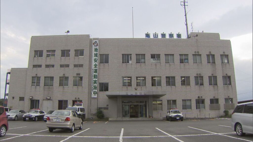 小学校の渡り廊下を全裸で走り回るなどした疑い　会社員の男逮捕　目撃者「かなりの衝撃を受けた」