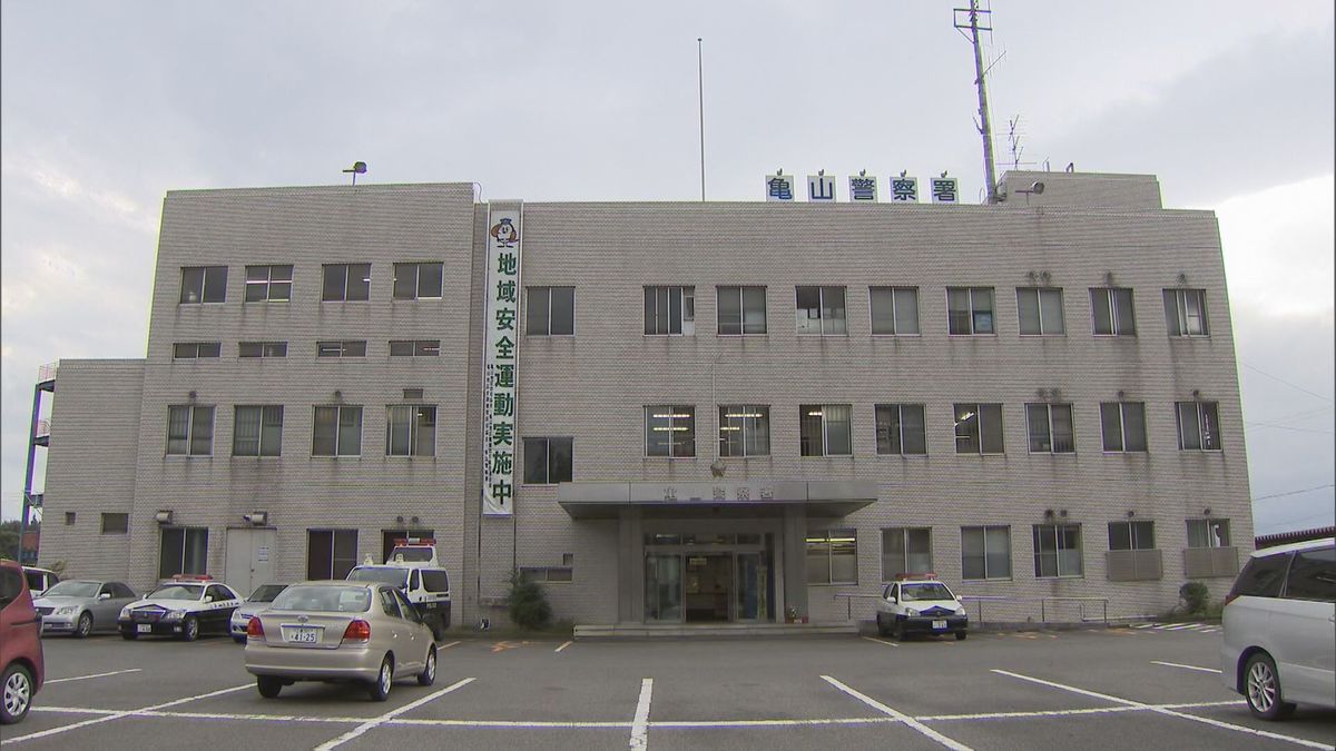 小学校の渡り廊下を全裸で走り回るなどした疑い　会社員の男逮捕　目撃者「かなりの衝撃を受けた」