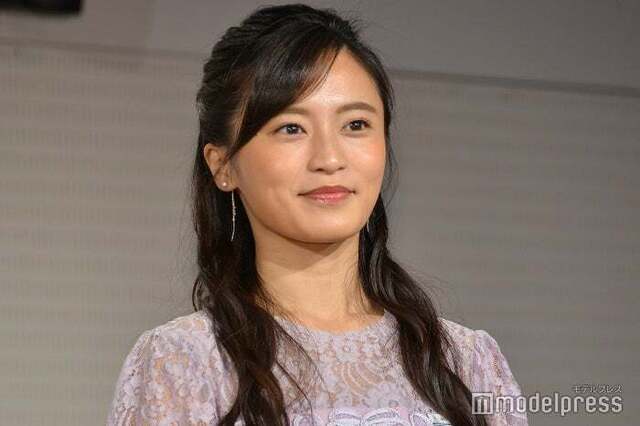 小島瑠璃子、「京都の街並みに癒されました」　金髪ボブ×美脚際立つワンピ姿「上品で素敵」「透け感がドキッとする」京都散策