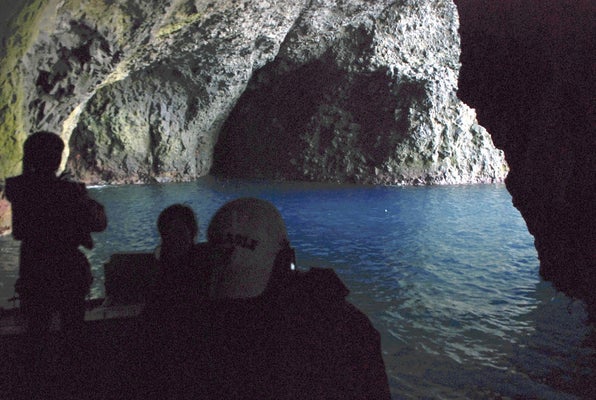 小樽「青の洞窟」で大規模落石、進入再開困難でクルーズ業者「看板を下ろさざるを得ない」