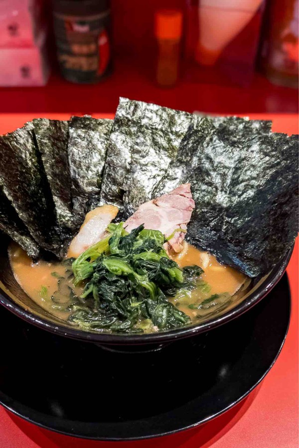 山岡家でほうれん草マシマシマシマシマシの動画撮ったら視聴者に「食い物で遊ぶな」言われた