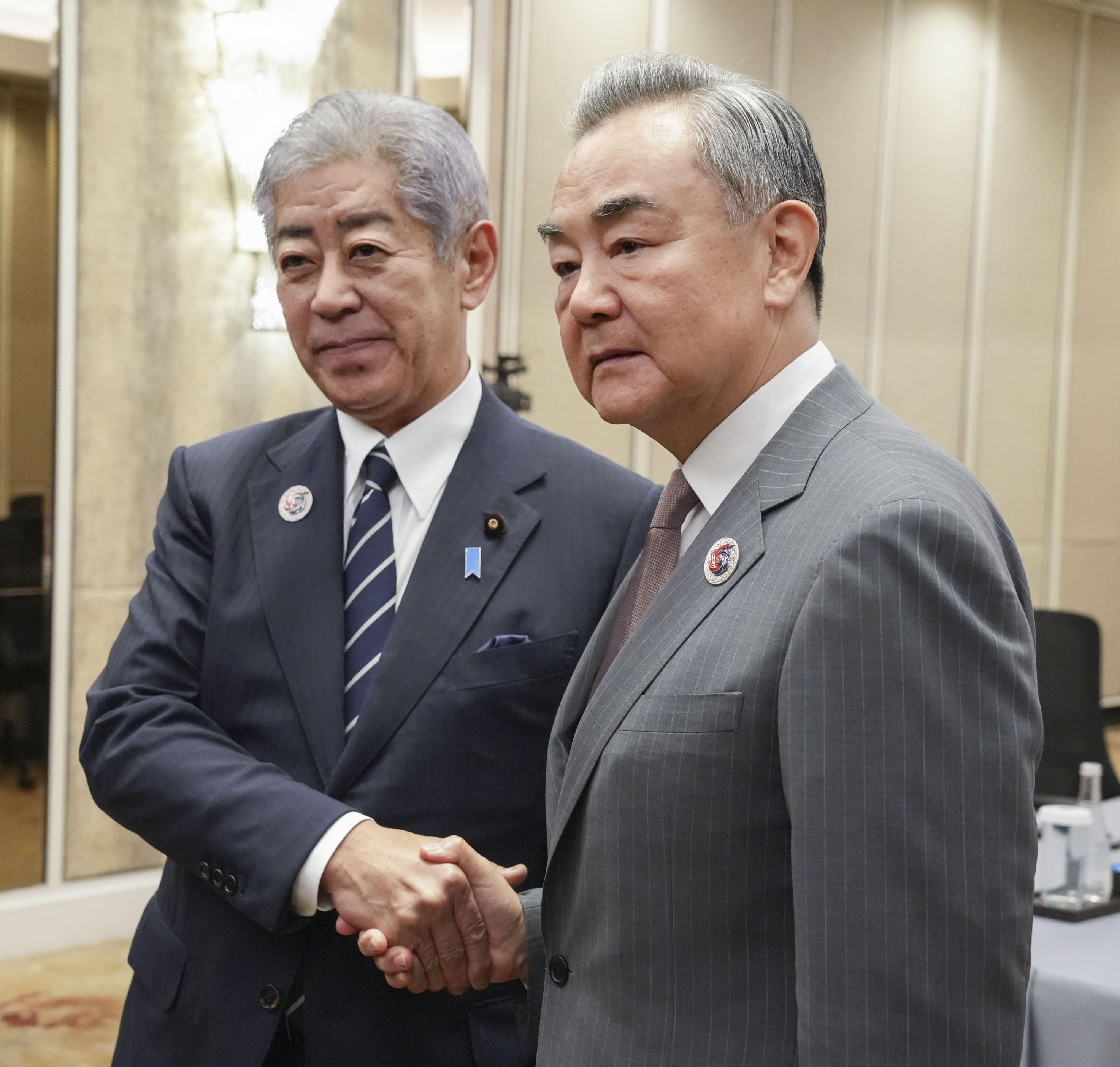 岩屋外相、中国の王毅外相と会談「意思疎通強化で関係を前に進める」