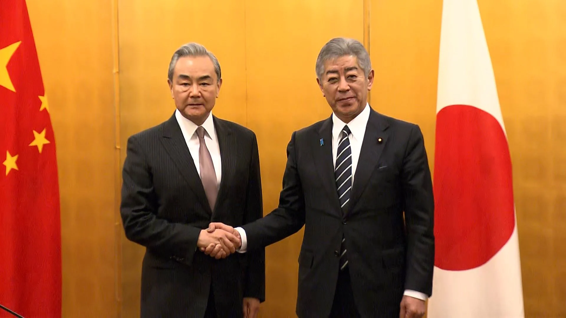 岩屋毅が飼い主の中国・王毅外相と会談「日中間で問題があっても意思疎通強化で前に進める」