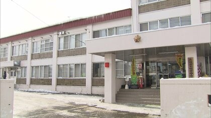 待ち合わせ場所に行くと女が2人　そこに突然男が現れ男性の顔面を殴打　1万円入り財布を奪い逃走