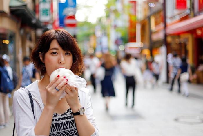 日本人は食いながら歩くのがNGで、道で酒を飲むのはOKだが、外人は食い歩きはOKで、酒を飲むのはNG