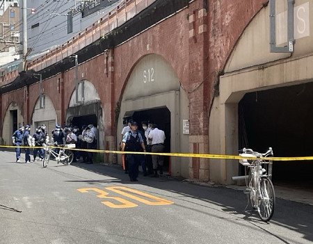 東京 千代田区の路上で２人けが ４人組に鉄パイプで殴られる