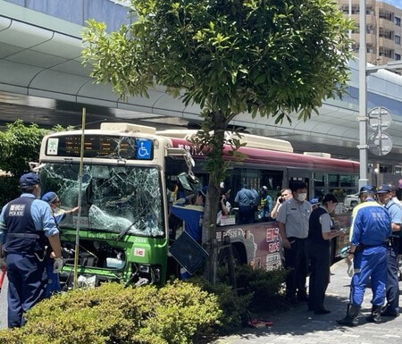 東京 江戸川区 バスとトレーラー衝突する事故 12人けが