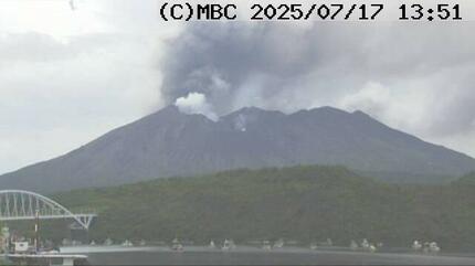 桜島南岳で噴火 噴煙の高さ火口から３３００メートルに