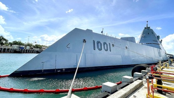 横須賀にズムウォルト級ステルス駆逐艦２番艦「マイケル・モンスーア」入港